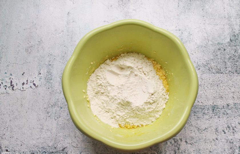 1. Этап. Песочно-слоеное тесто: Просейте в миску муку.