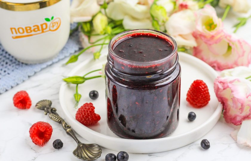 1. Этап. Черника с малиной перетертая с сахаром: Банки обсушите — они должны быть сухими, но не горячими. Выложите в них варенье до верха и присыпьте сверху сахаром, чтобы он образовал небольшую пробку — это своеобразная защита от 