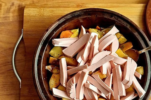 1. Этап. Овощное ассорти на кеци с колбасой: Через 40 минут вынимаем кеци из духовки, перемешиваем овощи и выкладываем колбасу. Перемешиваем опять и ставим обратно в духовку до окончания времени приготовления. Ориентируйтесь на свою духовку. Мне времени хватило.