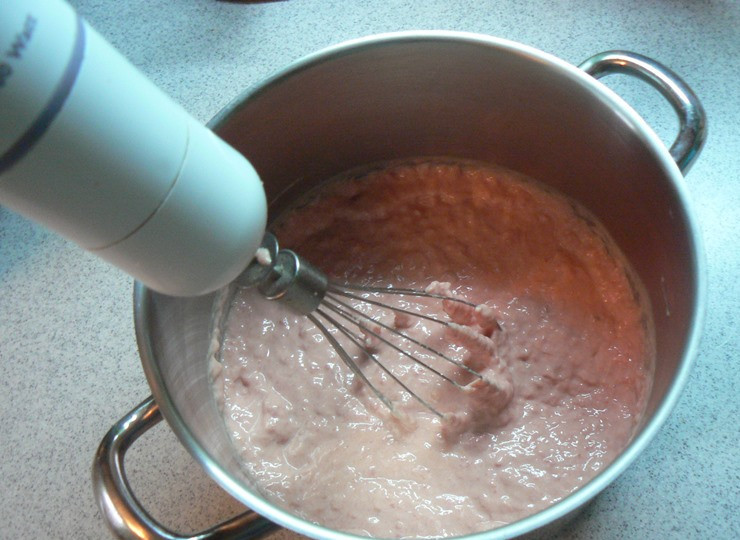 1. Этап. Cуфле из говядины для ребенка: Миксером на средней скорости взбиваем все в течение 3-4 минут.