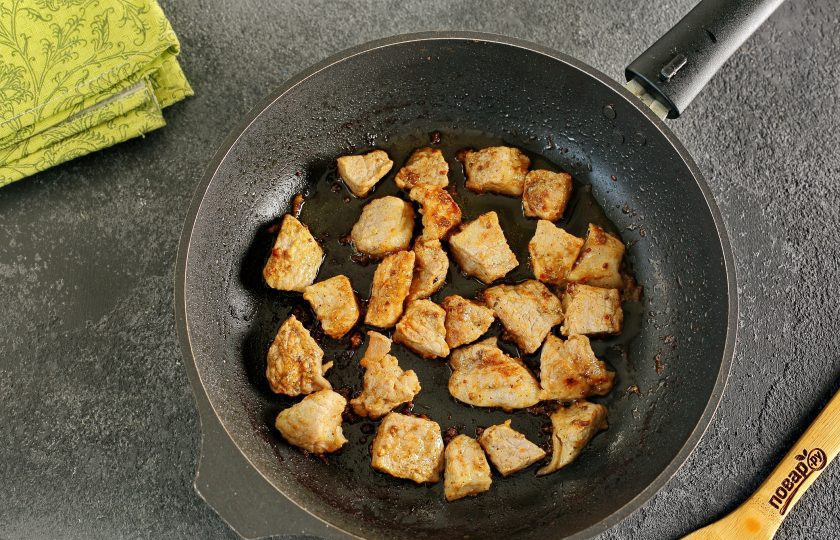 1. Этап. Каша с машем, рисом и мясом: Обжарьте мясо в сковороде с добавлением соли и специй до появления легкой румяной корочки.