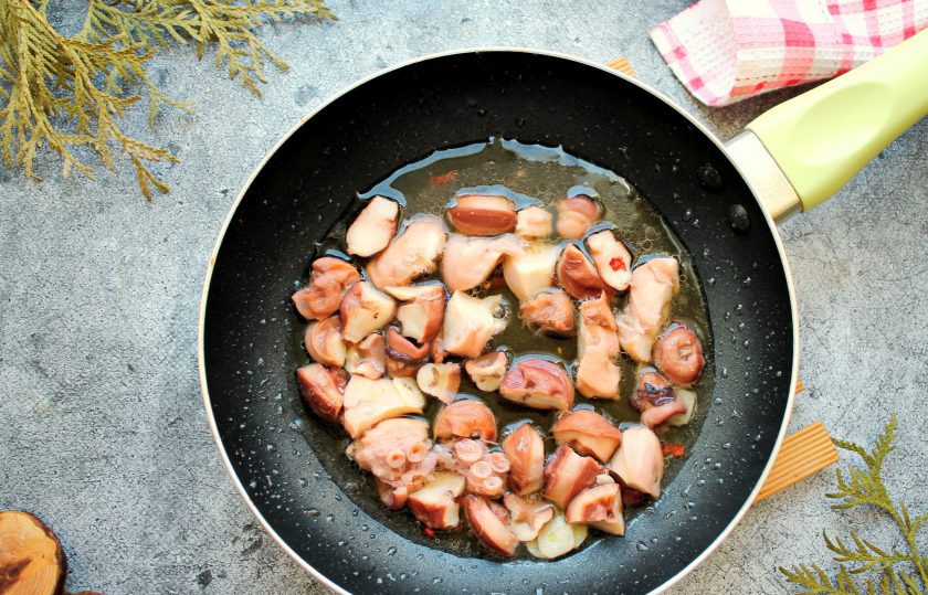 1. Этап. Ризотто с осьминогом: Влейте к осьминогу белое вино и готовьте все в течение 5 минут, чтобы алкоголь выпарился.