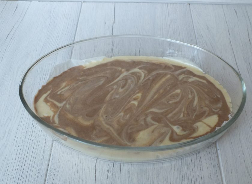 1. Этап. Яблочный пирог с пудингом: В хаотичном порядке распределите тесто с какао на белом тесте.