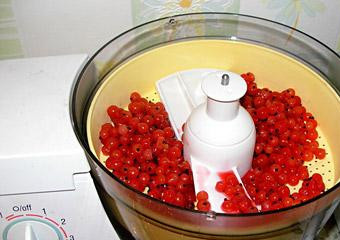 1. Этап. Желе из красной смородины: При помощи соковыжималки выжимаем сок из размякших ягод. Если соковыжималки под рукой нет - можно просто перетереть через сито. Отжимать нужно аккуратно, чтобы мякоть не просачивалась. К слову, из мякоти потом можно приготовить чудесный компот.