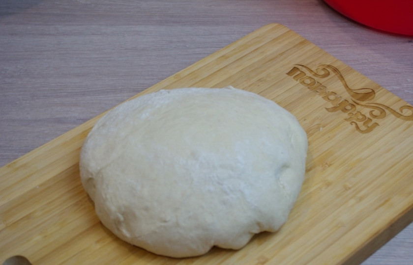 1. Этап. Стромболи: 3. Введите в тесто 3ст. ложки растительного масла и снова замесите тесто. Уложите тесто в форме шарика в миску. Затяните миску пленкой, в теплом месте дайте тесту подняться. У вас на это уйдет около 1,5-2 часов. Если будете для подъема теста подогревать духовку, учтите, что дрожжи при температуре свыше 40 градусов умирают. Нельзя допускать перегревания.