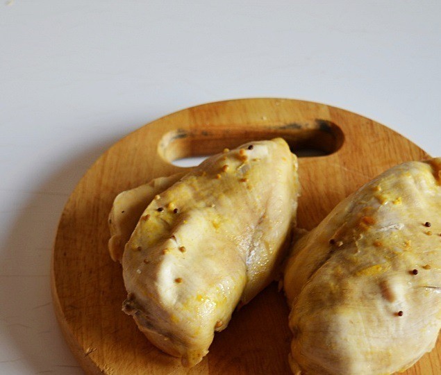 1. Stage. Chicken salad with yogurt dressing: Marinate the chicken breast with any spices and bake until tender. I baked in a saucepan under a lid.