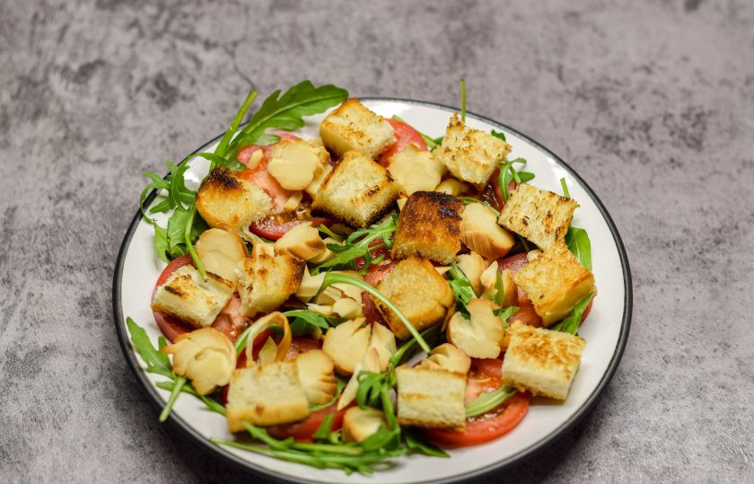 1. Этап. Салат с сыром косичка и сухариками: Поверх сыра выложите в салат сухарики. При подаче полейте салат маслом и бальзамическим соусом. Соль и перец добавьте по вкусу.