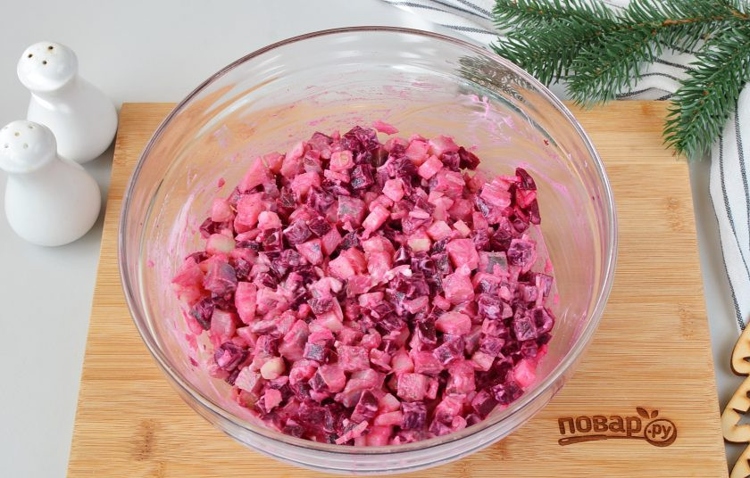 1. Этап. Салат Тигр в шубе на Новый год: Перемешайте салат. Майонеза много не добавляйте, чтобы салат держал форму.