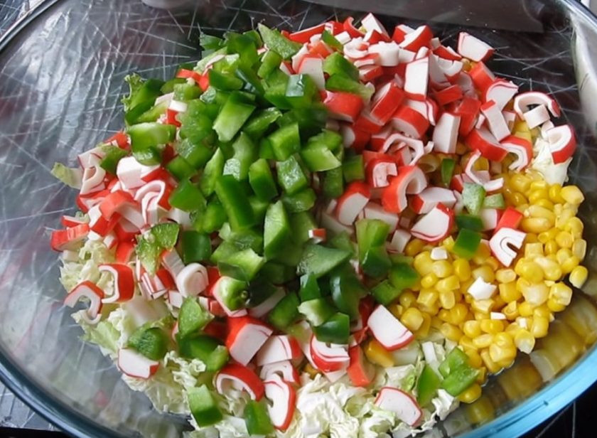 1. Этап. Салат из крабовых палочек и капусты с укропом: Перец порежьте таким же способом.