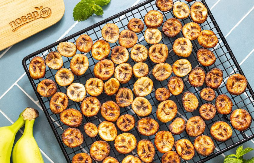 1. Этап. Банановые чипсы в аэрогриле: Готовые банановые чипсы выложите на решетку, чтобы они остыли.