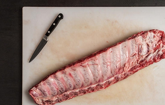 1. Этап. Ребра свиные на гриле: 1. Первый процесс — это подготовка ребер. Их нужно вымыть и обсушить.