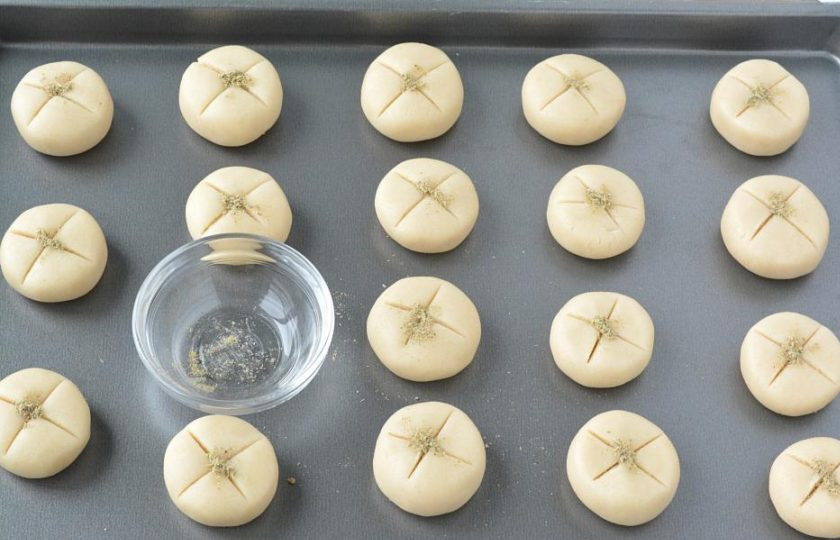 1. Этап. Индийское песочное печенье Нанхатаи: 9. Посыпьте все печенья кардамоном.