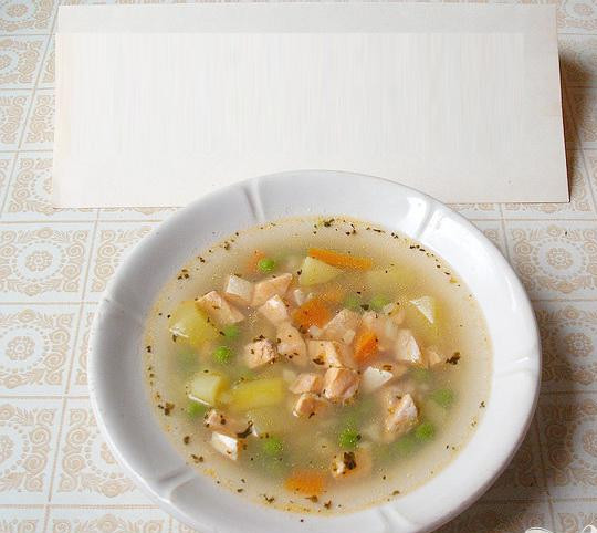 1. Этап. Суп из семги с зеленым горошком: 4. Минут через пять суп будет готов. Еще минут десять надо дать ему настояться, хотя можно подавать и сразу после выключения. Нужно обязательно добавлять к нему веточки петрушки. Так же неплохо добавить сметаны.