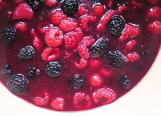 1. Этап. Немецкий ягодный десерт Роте Грютце: 3. Вымойте и обсушите ягоды. Выложите в кастрюлю, аккуратно перемешайте и снимите с огня. Оставьте остывать.