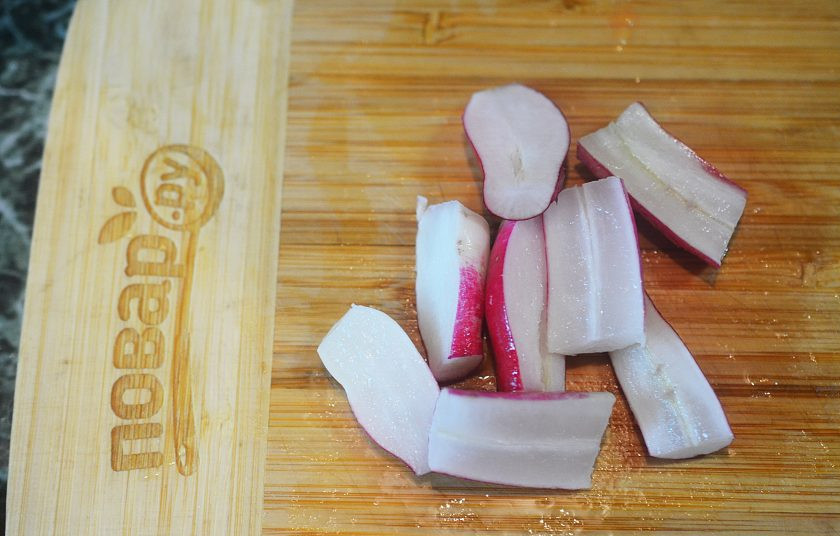 1. Этап. Гаспачо с редисом и фенхелем: 4 редиса разрежьте пополам.