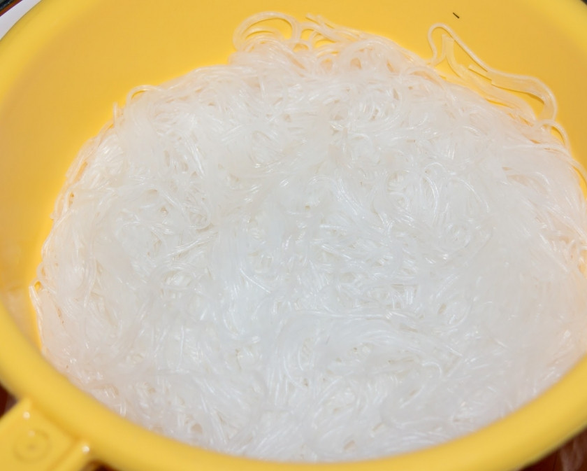 1. Этап. Стеклянная вермишель с креветками и соусом: Стеклянная лапша готовится очень быстро. Вам даже не придется ее варить. Достаточно просто залить лапшу крутым кипятком, оставить минут на пять, а затем откинуть на дуршлаг.