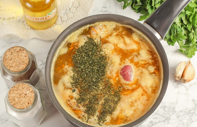 1. Этап. Кукурузный суп с фрикадельками: Долейте горячей воды, всыпьте сушеную зелень и проварите все буквально 5-7 минут. Затем выложите фрикадельки и отварите еще 5 минут. Попробуйте суп на вкус и подкорректируйте, если это потребуется.