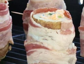 1. Этап. Запеченные картофельные вулканчики: Заполняем картофель начинкой, заворачиваем двумя ломтиками бекона и закрепляем его зубочистками. Отправляем будущие вулканчики в разогретую до 180 градусов духовку на 30 минут.