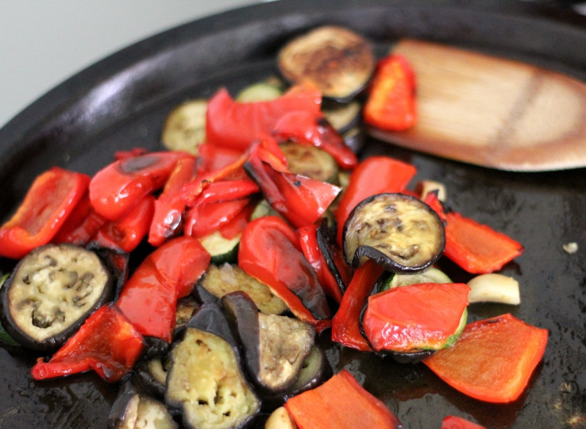 1. Этап. Бутерброды с баклажанами и чесноком: Порежьте баклажан и перец на плоские куски, добавьте чеснок, полейте маслом и запеките в духовке или на гриле до готовности, примерно 15 минут.