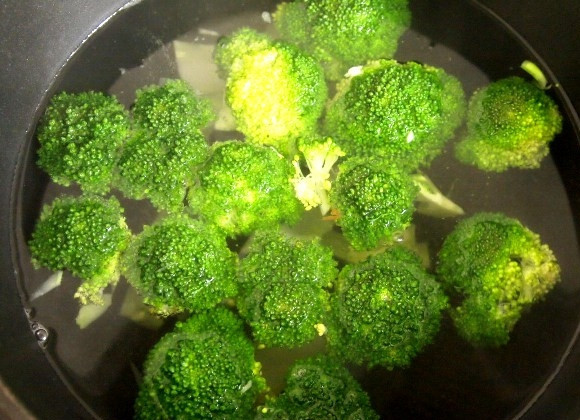 1. Этап. Брокколи с морепродуктами: Вымойте капусту, высушите её и разберите на некрупные соцветия. Вскипятие в кастрюле воду, забросьте туда капусту на 3 минуты. Затем быстро слейте горячую воду и обдайте капусту холодной водой, чтобы сохранить её яркий цвет.