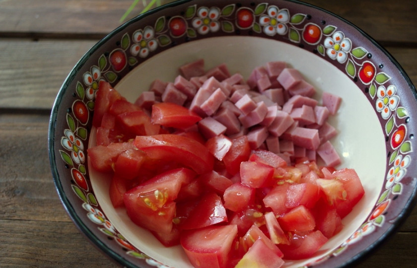 1. Этап. Салат Удачный: Свежий помидор нарезать кубиком.