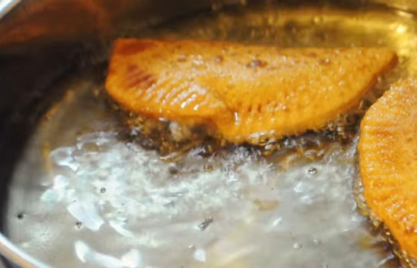 1. Этап. Домашние чебуреки: 4. Хорошо разогрейте на сковороде подсолнечное масло и обжарьте в нем чебуреки до золотистого цвета. Аккуратно их переворачивайте, чтобы не порвать тесто.