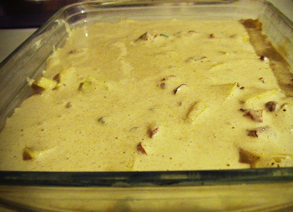 1. Этап. Шарлотка с сухофруктами: 5. Вылейте тесто в форму и отправьте в духовку. Выпекайте шарлотку с сухофруктами в домашних условиях около получаса, до готовности. Приятного чаепития!