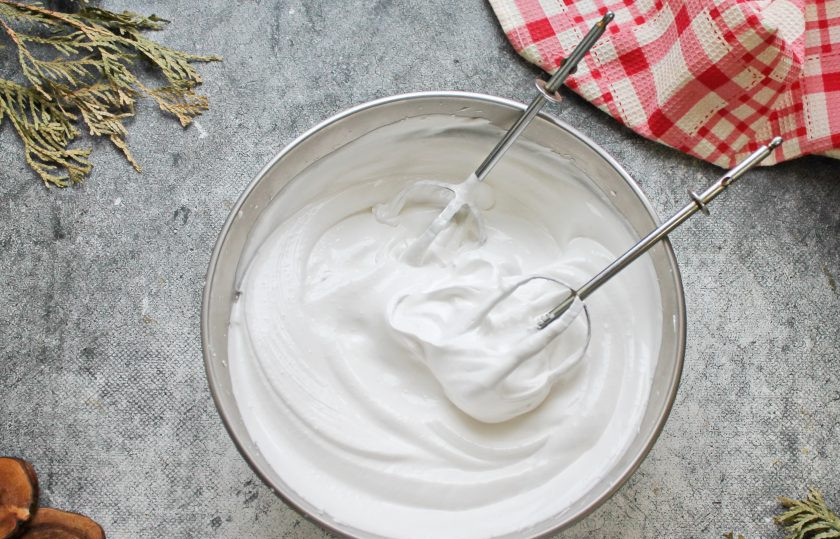 1. Этап. Шоколадный меренговый рулет: Постепенно добавляя сахар, взбивайте белки до пышной, белой, плотной массы.