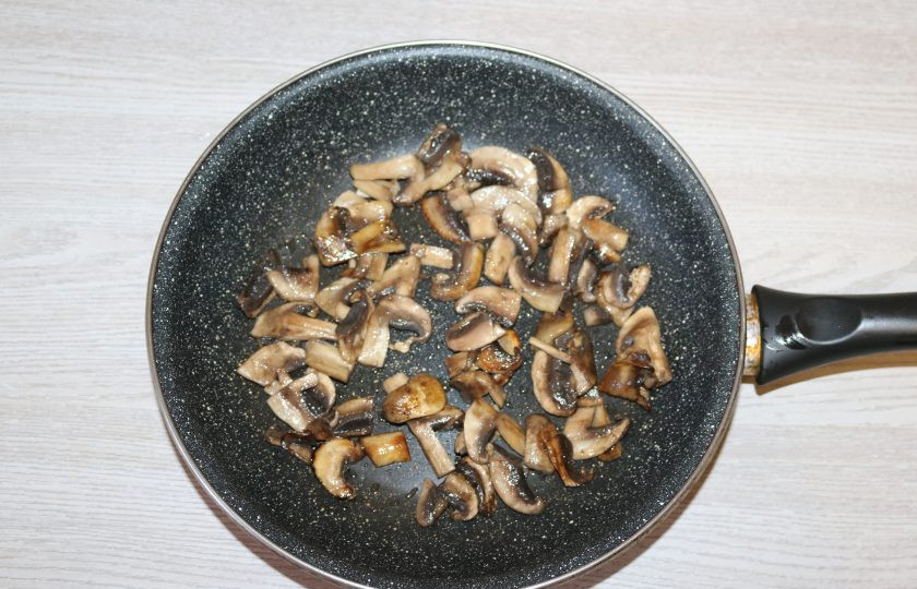 1. Этап. Слоёный салат с жаренными шампиньонами: Шампиньоны пожарьте на сковороде с добавлением небольшого количества масла.