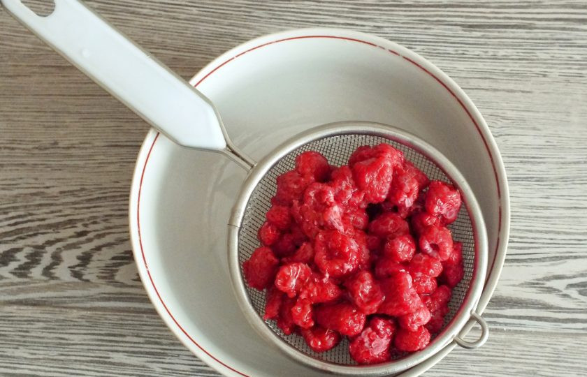 1. Этап. Синнабоны с малиной: Откиньте малину на сито, чтобы стекла лишняя жидкость.