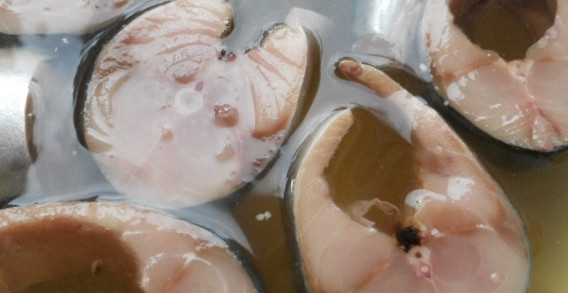 1. Этап. Скумбрия соленая в рассоле: 2. тем временем сделаем рассол: в воду всыпаем соль и перец, добавим лавровый лист и поставим на плиту. Когда закипит, огонь уменьшить и кипятим рассол еще 10 минут. Важно, чтобы вся соль растворилась. Остужаем затем рассол до чуть теплой температуры, отправляем в него рыбку. Оставим на три часа при комнатной температуре, закрыв крышкой.