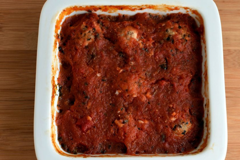 1. Этап. Тефтели индюшиные с грибами: Залейте сверху соусом и запекайте в духовке при температуре 200 градусов минут 20-25. Вы так же можете потушить тефтели в сотейнике на среднем огне.