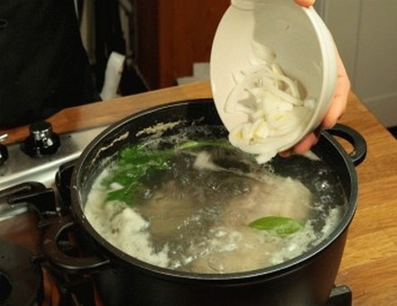 1. Этап. Суп с квашеной капустой: Добавьте нарезанный репчатый лук, лавровый лист, черный перец горошком и сушеную петрушку.