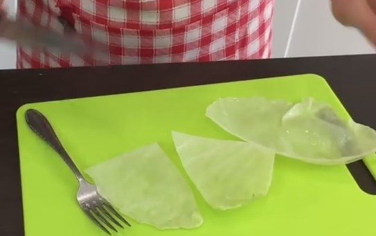 1. Этап. Голубцы с морковкой по-корейски в квашеной капусте: 4. Капустный лист разрежьте вдоль 