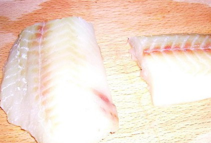 1. Этап. Бризоль из рыбы: Итак, для начала мы тщательно промываем филе под проточной водой и разрезаем его на две части.