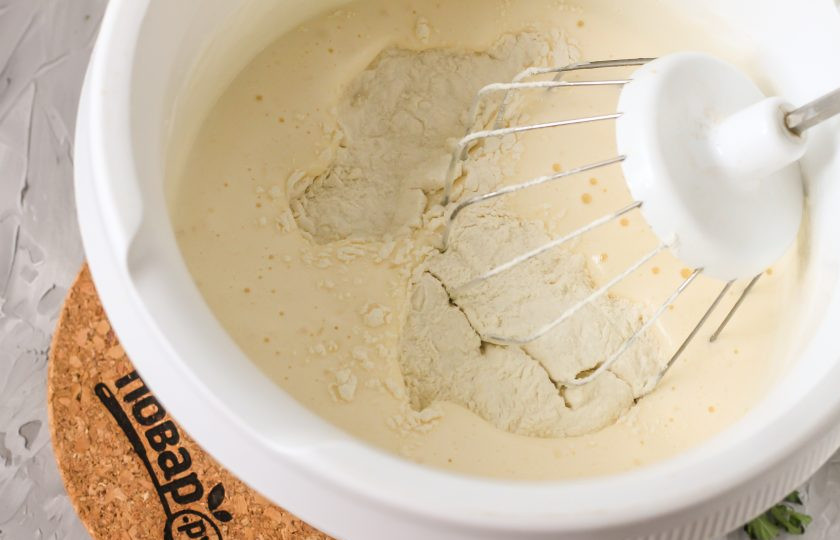 1. Этап. Венские вафли без глютена: Влейте в массу растительное масло и перемешайте. Масло должно быть без запаха.