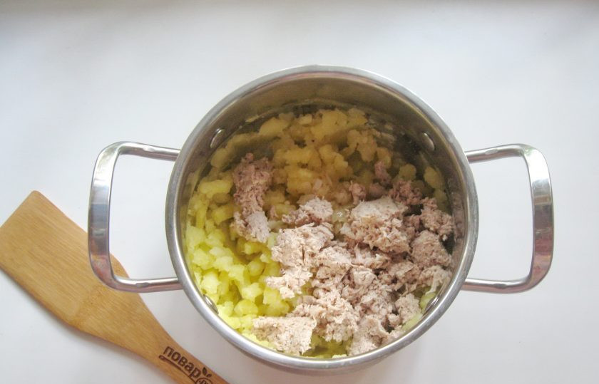 1. Этап. Пирожки Минутка из чудо-теста: Отварную курицу измельчите в блендере или мясорубке. Добавьте в пюре с луком.