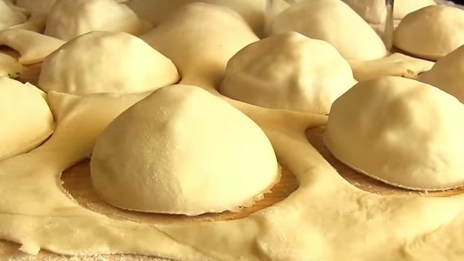 1. Этап. Пирожки Бомбочки без дрожжей: 7. Стаканом выдавите пирожки, накрывая начинку куполом из второй части теста, как на фото.