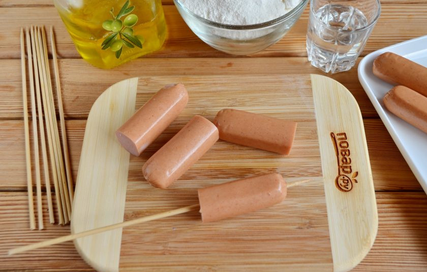 1. Этап. Хот-дог Торнадо: Сосиски порежьте на 2 части. Нанижите на бамбуковые палочки.