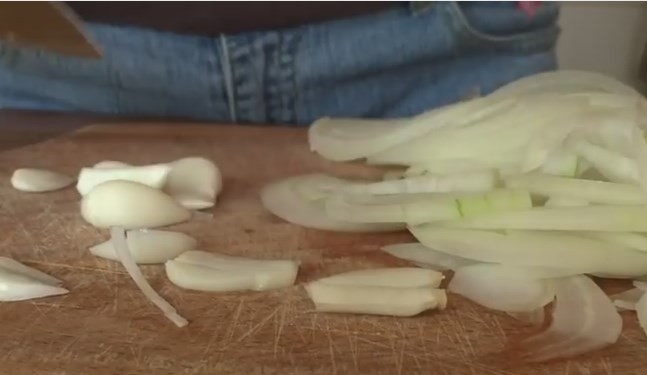 1. Этап. Жареные грибы лисички с чесноком в сливочном масле: 2. Лук нарежьте полукольцами, а чеснок — на тонкие пластины.