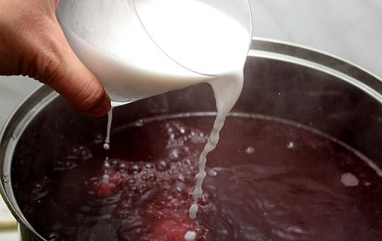 1. Этап. Кисель из клюквы: Когда отвар закипит - вливаем в него отжатый в самом начале ягодный сок, еще немного кипятим, затем тонкой струйкой вливаем разведенный картофельный крахмал. Снимаем с огня, даем остыть - и можно подавать, если любите кисель тепленьким, либо остудить и подавать холодным.