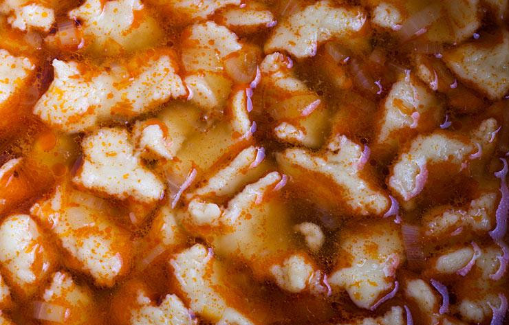 1. Этап. Прикумские рванцы: За 10 минут до окончания варки супа (то есть, когда говядина будет почти готова) бросаем в бульон небольшие кусочки теста - это и есть рванцы. Через пару минут они должны всплыть.