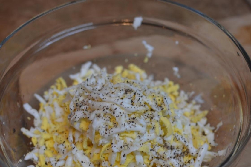 1. Этап. Бутерброды со шпротами и яйцом: Отваренные яйца очищает от скорлупы и мелко нарезаем. Солим, перчим и заправляем майонезом.