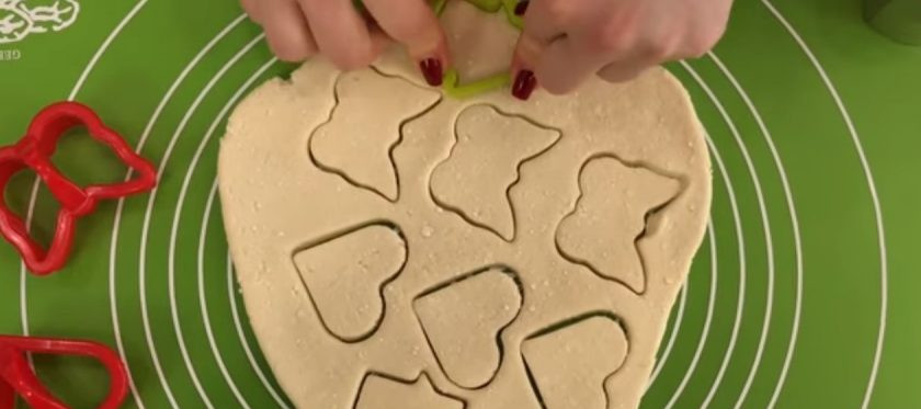 1. Этап. Вкуснейшее творожное печенье: 3. Раскатайте тесто в лепешку толщиной 0,5 см, вырежьте печенье. Окуните печенье в сахар и выложите на покрытый пергаментом противень на некотором расстоянии друг от друга.