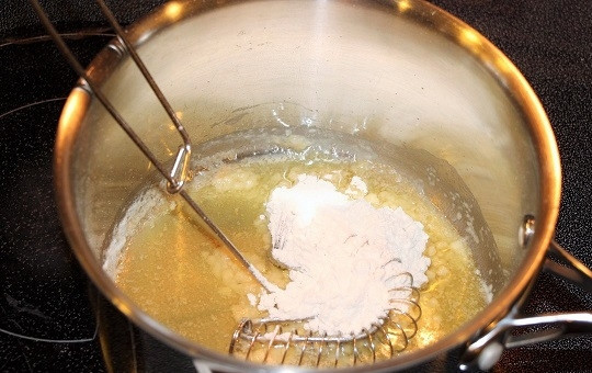 1. Этап. Норвежская запеканка с рыбой и макаронами: 5. В кастрюле растопите сливочное масло. Всыпьте муку и перемешайте, чтобы не было комочков.