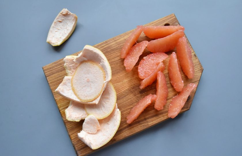 1. Этап. Куриная печень по-анжуйски: Грейпфрут очистите от кожуры и мякоть каждой дольки освободите от пленки.