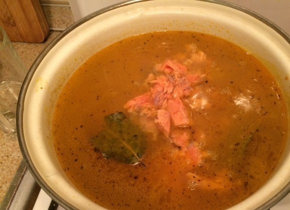 1. Этап. Рыбный суп из красной рыбы: 3. Через 20 минут после начала варки рыбу достаю, а затем разделываю на маленькие кусочки. В кипящий бульон добавляю поджарку, рыбу, лавровый лист, красный и черный перцы, солю по вкусу и варю под прикрытой крышкой еще полчаса на слабом огне.