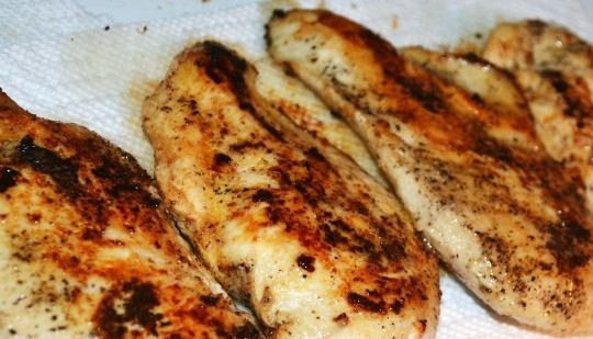 1. Этап. Куриная грудка с картофелем: 5. Переложите мясо на бумажное полотенце, промокните от излишков жира.