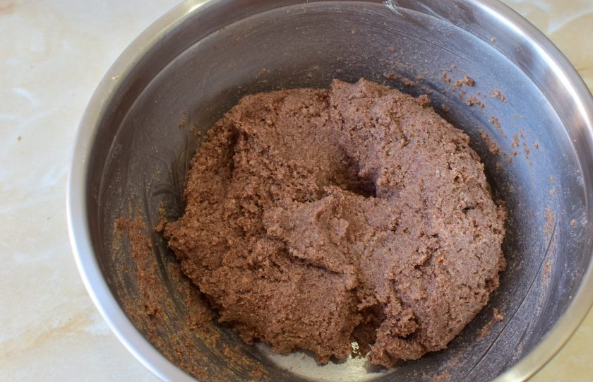 1. Этап. Пирожное Картошка в шоколадной глазури: Сгущенки может понадобиться чуть больше или меньше. Это будет зависеть от исходной влажности бисквита. Ориентируйтесь по консистенции.