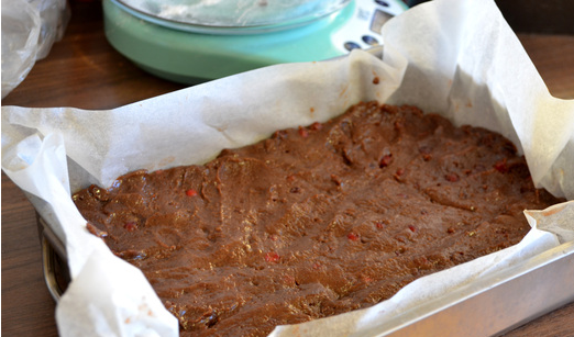 1. Этап. Брусничный торт с белым шоколадом: 1. Делаем коричневый корж. Растопим масло, смешаем его с какао, белым шоколадом и сахаром на маленьком огне. Сахар должен раствориться. Добавим муку, яйца, разрыхлитель и ягоды. Тщательно перемешаем. Пару ягод оставьте для украшения.